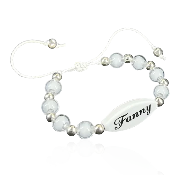 Bracelet personnalisable avec perles et plaque vierge pour personnalisation facile.