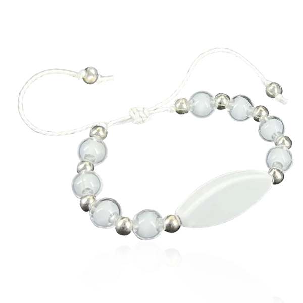 Bracelet personnalisable avec perles et plaque vierge pour personnalisation facile.