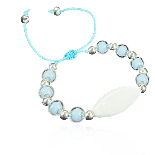 Bracelet personnalisable avec perles et plaque vierge pour personnalisation facile.