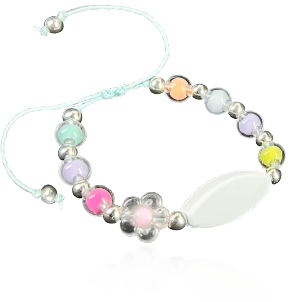 Bracelet personnalisable avec perles et plaque vierge pour personnalisation facile.