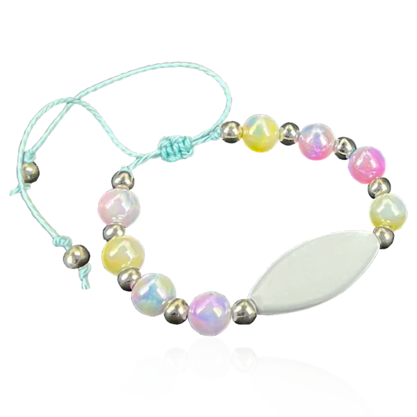 Bracelet personnalisable avec perles et plaque vierge pour personnalisation facile.