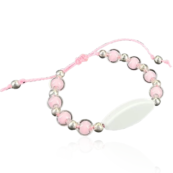 Bracelet personnalisable avec perles et plaque vierge pour personnalisation facile.
